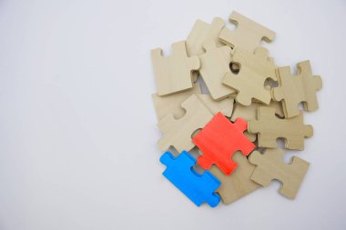 Beyaz arka plan üzerinde izole ahşap puzzle parçaları bir grup. bir kırmızı ve bir mavi parçaları. 