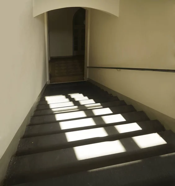 Merdivenler Işığa Çıkıyor Güneşli Bir Gün Siyah Adımlarüzerinde Işık Gölge — Stok fotoğraf