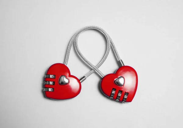 자물쇠 배경에 고립의 형태로 있습니다 발렌타인 — 스톡 사진