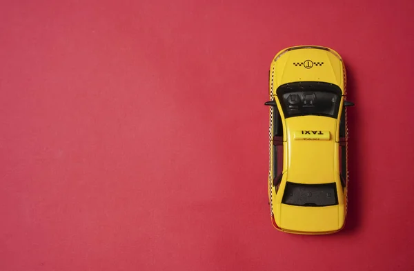 Gelbes Taxiauto Draufsicht Verkehrszeichen Roter Hintergrund Leerer Kopierraum Für Die — Stockfoto
