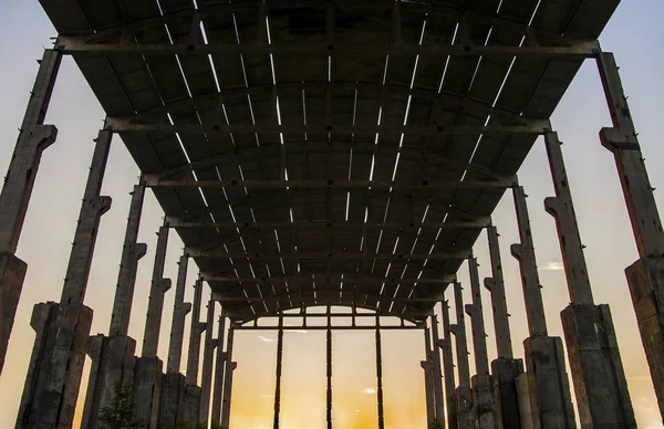 Poutre Béton Structure Barres Acier Sur Chantier Avec Ciel Crépusculaire — Photo