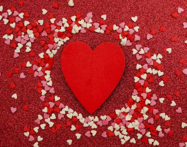 Corazón Rojo Madera Sobre Fondo Papel Rojo Caramelos Dulces — Foto de Stock