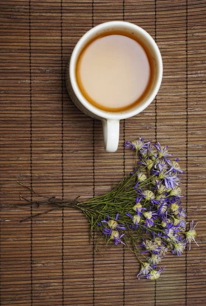 Mavi Çiçek Buket Tamboo Tablo Arka Plan Üzerinde Bitki Çayı — Stok fotoğraf