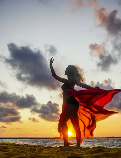 Mulher Dançando Praia Pôr Sol Fundo Mar — Fotografia de Stock