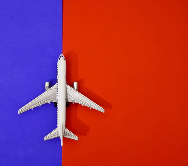 Metal Oyuncak Kırmızı Mavi Kağıt Arka Plan Uçakta Seyahat Ulaşım — Stok fotoğraf