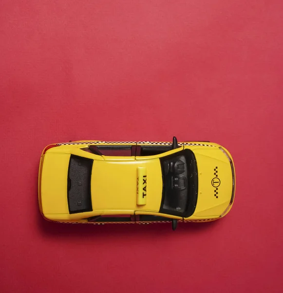Gelbes Taxiauto Draufsicht Verkehrszeichen Roter Hintergrund Leerer Kopierraum Für Die — Stockfoto