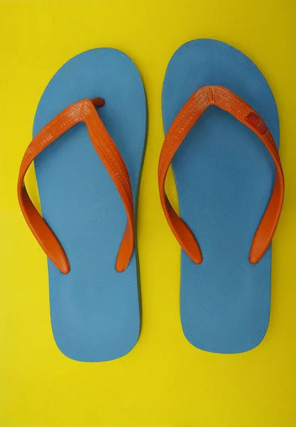 Imagen Colorfu Chanclas Anaranjadas Azules Aisladas Sobre Fondo Amarillo — Foto de Stock