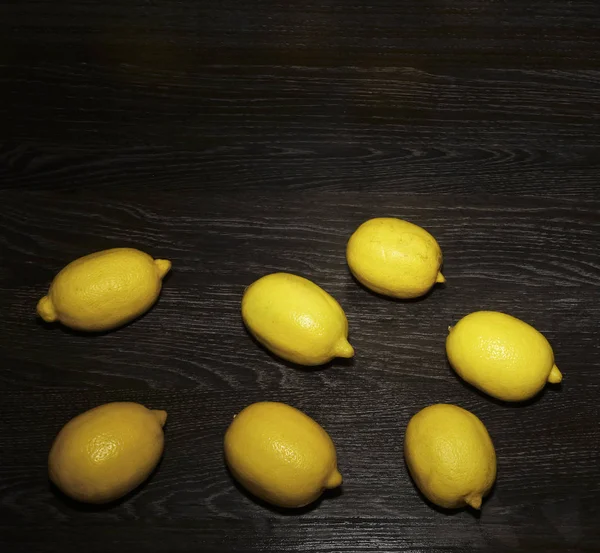 Limones Amarillos Enteros Sobre Mesa Madera Negra Fondo Espacio Copia — Foto de Stock