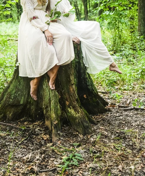 Две Молодые Женщины Сидят Одном Пне Лесном Фоне Лиц — стоковое фото