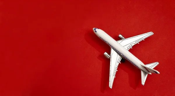 Juguete Metal Avión Sobre Fondo Papel Rojo Idea Viaje Transporte — Foto de Stock