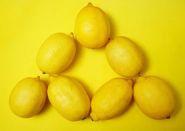 Limones Forma Triángulo Fondo Papel Amarillo — Foto de Stock