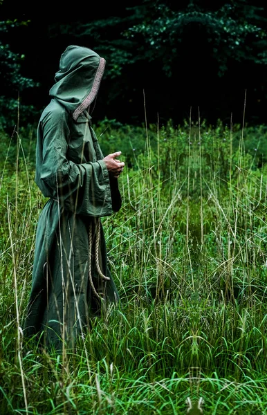 Zijaanzicht Van Twee Voodoo Man Tegen Donkere Bos Achtergrond — Stockfoto