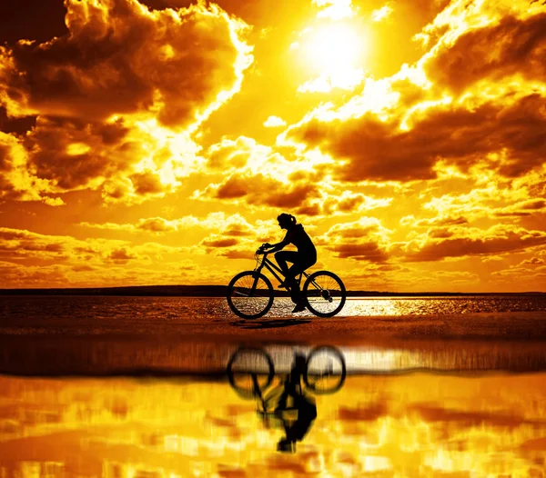 Sportliche Touristin Auf Dem Fahrrad Vor Sonnenuntergang Mit Wolken Und — Stockfoto