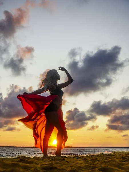Mulher Dançando Praia Pôr Sol Fundo Mar — Fotografia de Stock