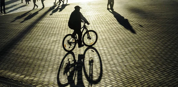 Stedelijke Scène Silhouetten Mensen Fietsen Wandelen Voetgangersstraat Golden Sunset Light — Stockfoto