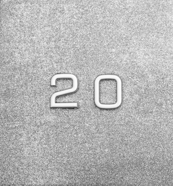 灰色背景上的20个20个银色金属编号 用于铭文的空复制空间 — 图库照片