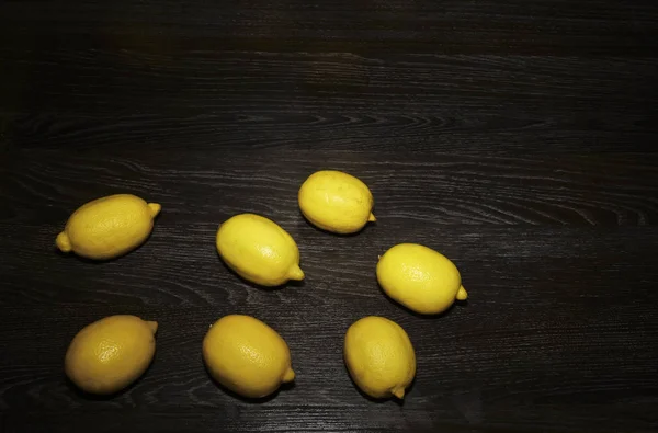 Limones Amarillos Enteros Sobre Mesa Madera Negra Fondo Espacio Copia — Foto de Stock