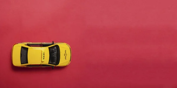 Желтый Автомобиль Такси Вид Сверху Транспортный Символ Красный Фон Пустое — стоковое фото