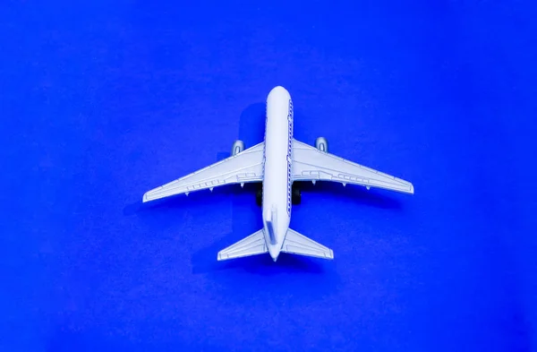 Avión Modelo Gris Sobre Fondo Azul Con Espacio Copia Diseño —  Fotos de Stock