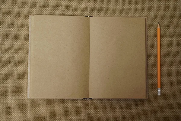 Открытая Книга Ноутбук Желтый Карандаш Подложке Мешковины — стоковое фото