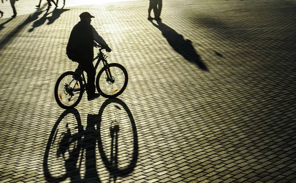 Cena Urbana Silhuetas Pessoas Andando Bicicleta Andando Rua Pedonal Luz — Fotografia de Stock