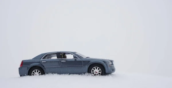 Modèle Voiture Jouet Plastique Sur Neige Blanche — Photo