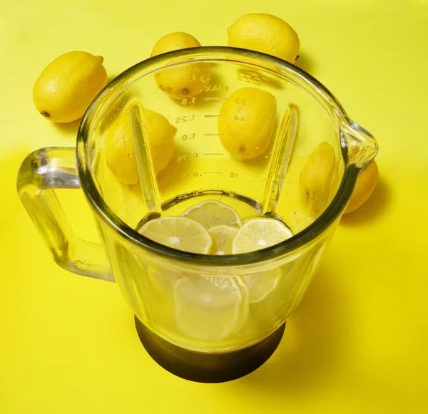 Licuadora Vidrio Vacía Con Limones Aislados Sobre Fondo Amarillo — Foto de Stock