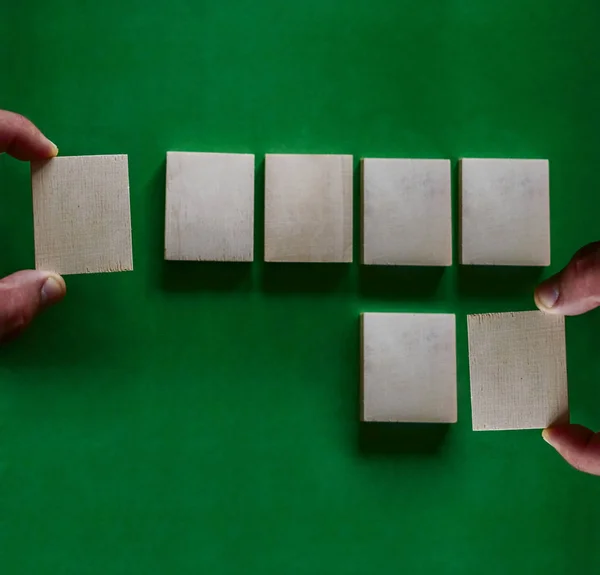 男を示す正方形木製ブロック 緑の背景に分離 — ストック写真