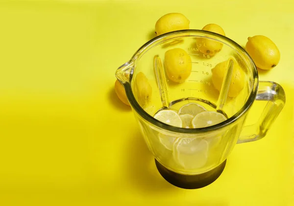 Licuadora Vidrio Vacía Con Limones Aislados Sobre Fondo Amarillo — Foto de Stock