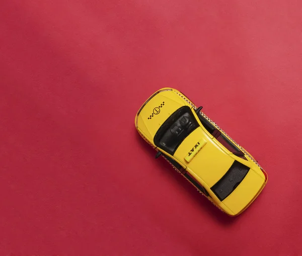 Sárga Taxi Autó Felülnézet Közlekedési Szimbólum Piros Háttér Üres Másolat — Stock Fotó