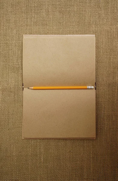 Livro Aberto Caderno Lápis Amarelo Sobre Fundo Pano Saco — Fotografia de Stock
