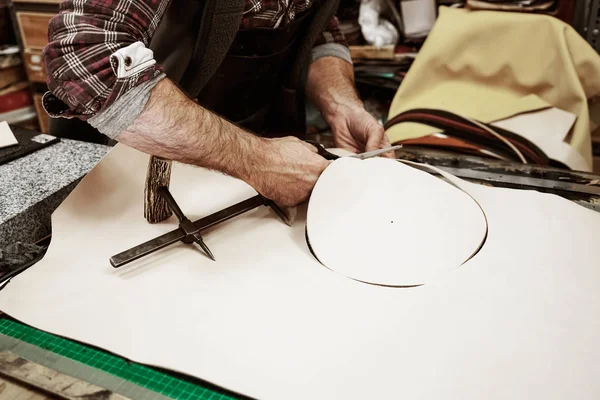 Tangan Laki Laki Memotong Dengan Gunting Untuk Produk Kulit Bisnis — Stok Foto