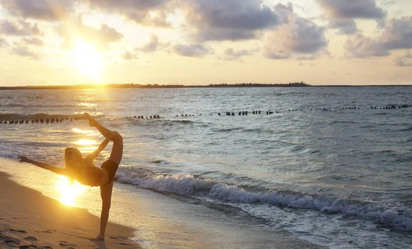 Mulher Bonita Fazendo Exercício Fitness Uma Praia — Fotografia de Stock
