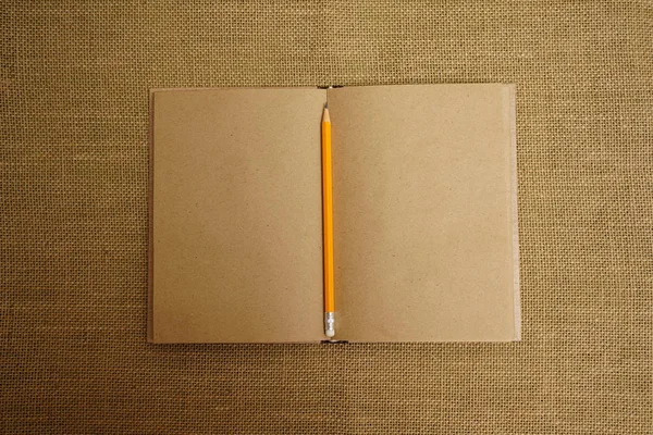 Livro Aberto Caderno Lápis Amarelo Sobre Fundo Pano Saco — Fotografia de Stock