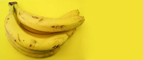 背景に用紙に新鮮な黄色バナナ — ストック写真