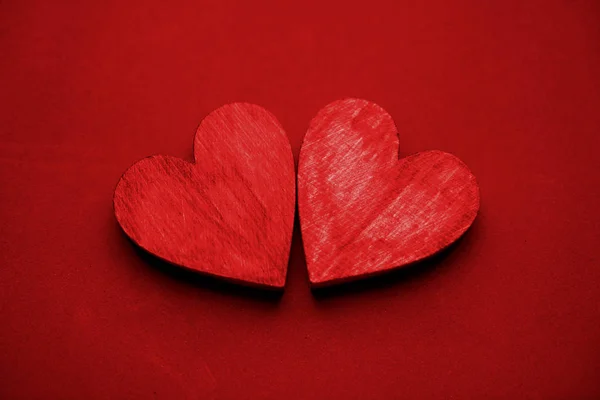 Dos Corazones Madera Aislados Sobre Fondo Rojo Feliz Día San —  Fotos de Stock