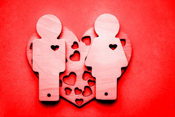 Δύο Ξύλινες Φιγούρες Άνδρας Και Γυναίκα Στην Ξύλινη Καρδιά Happy — Φωτογραφία Αρχείου