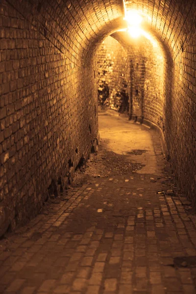 Túnel Brick Corredor Longo Escuro Alinhado Com Tijolos Passagem Velha — Fotografia de Stock