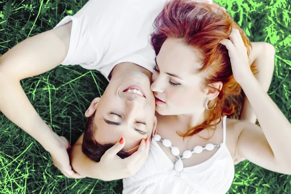 年轻的情侣躺在一起 头上的绿草在夏天 家庭野餐 — 图库照片