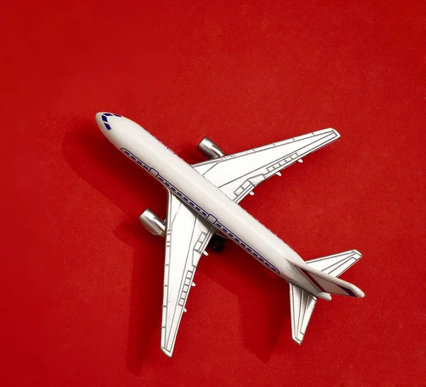 Juguete Metal Avión Sobre Fondo Papel Rojo Idea Viaje Transporte — Foto de Stock