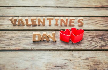 rustik ahşap masa kırmızı kalpler. 