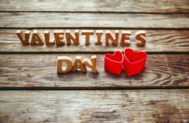 rustik ahşap masa kırmızı kalpler. 