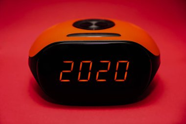 Elektronik çalar saat - 2020 numaraları siyah ekranda ekran. fikri 2020 Yeni Yılınız kutlu olsun            