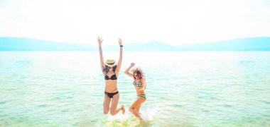 Yaz aylarında tropikal plajda eğlenmek arkadaşlar görünümü. Yaz saati