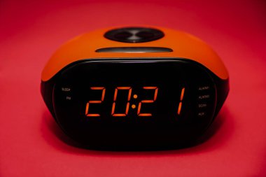 Elektronik çalar saat - 2021 numara siyah ekranda ekran.