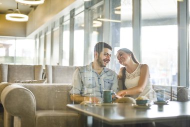 Çift bir kafede bir kanepede rahatlatıcı. aşık çift. 