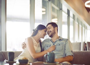 Kahve içme ve bisküvi yemek romantik genç yetişkin çift