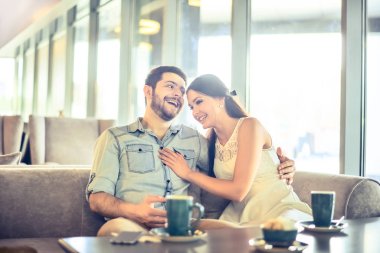 Kahve içme ve bisküvi yemek romantik genç yetişkin çift