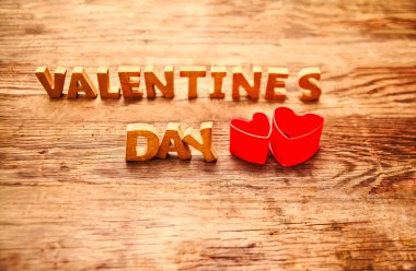 rustik ahşap masa kırmızı kalpler. 