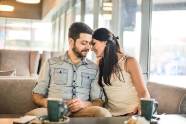Kahve içme romantik genç yetişkin çift 